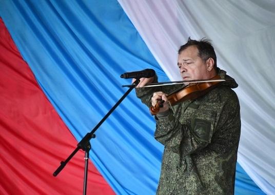 Фото В Новосибирске вокалист филармонии набирает артистов для зоны СВО 2